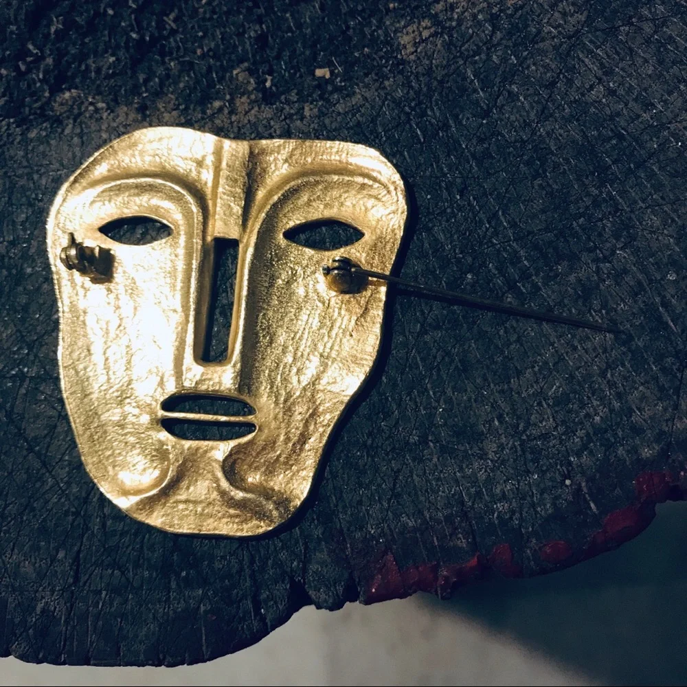Vintage 70s face mask pin gold tone theatrical